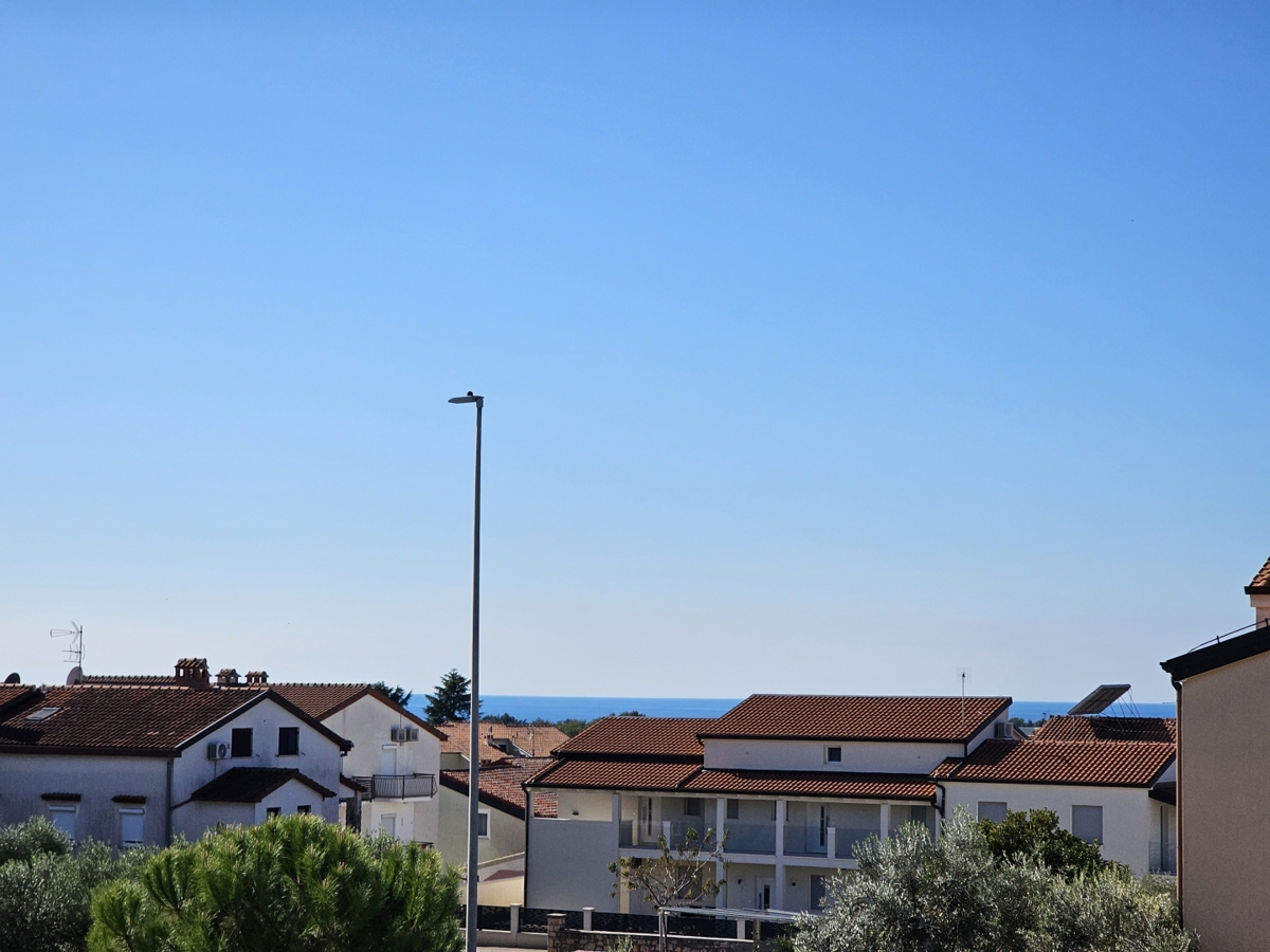 Poreč - Dvostanovanjsko stanovanje z garažo 800 m od morja!