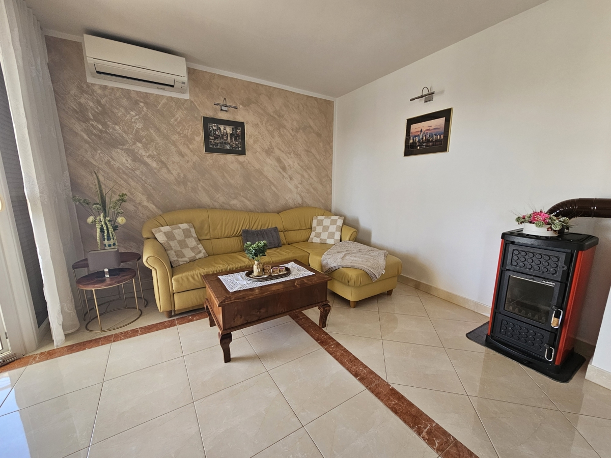 Poreč - Dvostanovanjsko stanovanje z garažo 800 m od morja!