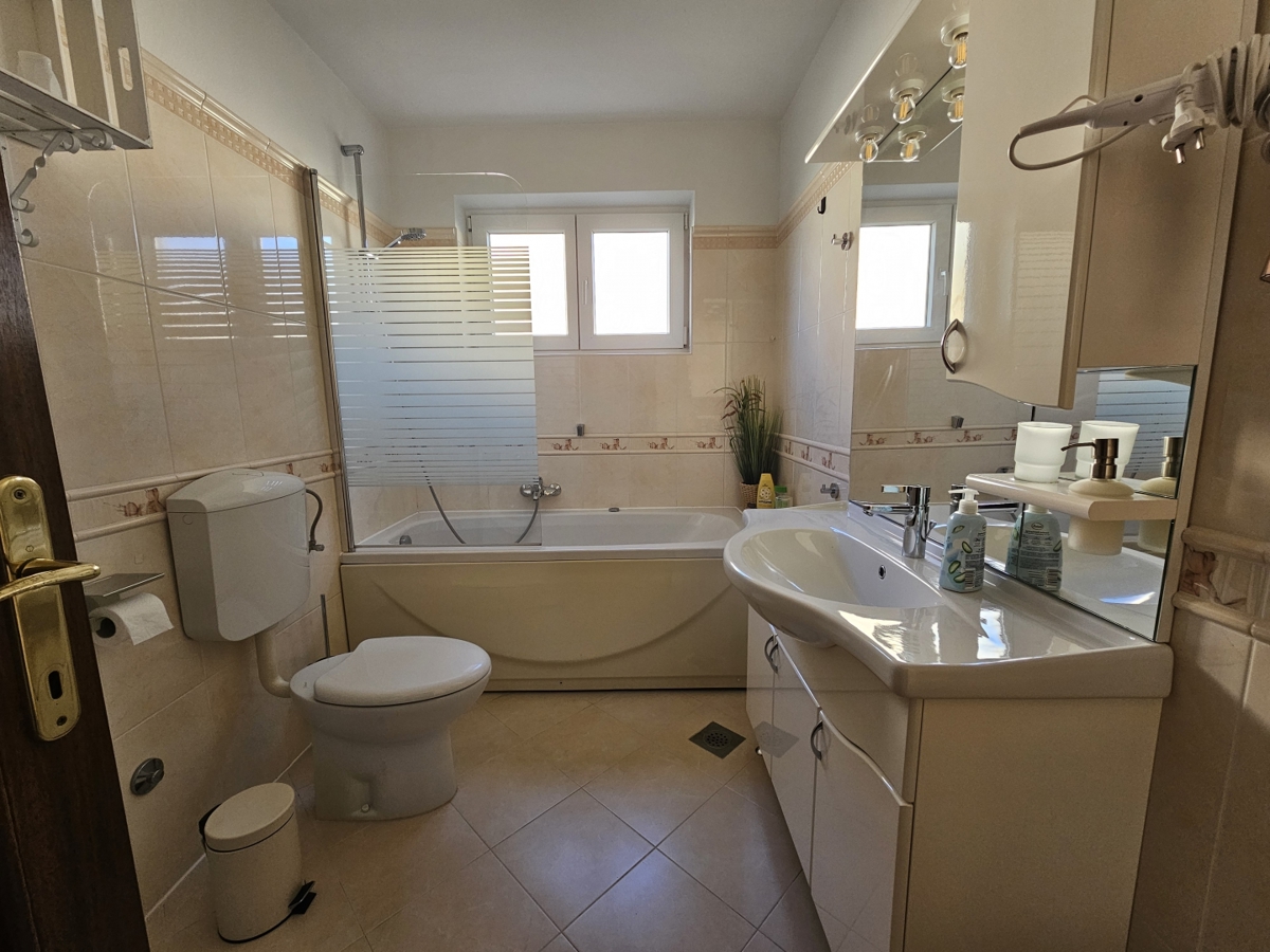 Poreč - Dvostanovanjsko stanovanje z garažo 800 m od morja!