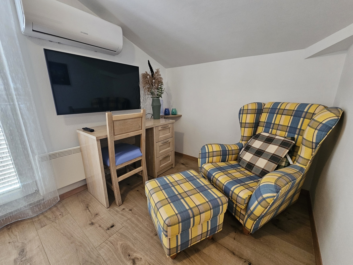 Poreč - Dvostanovanjsko stanovanje z garažo 800 m od morja!