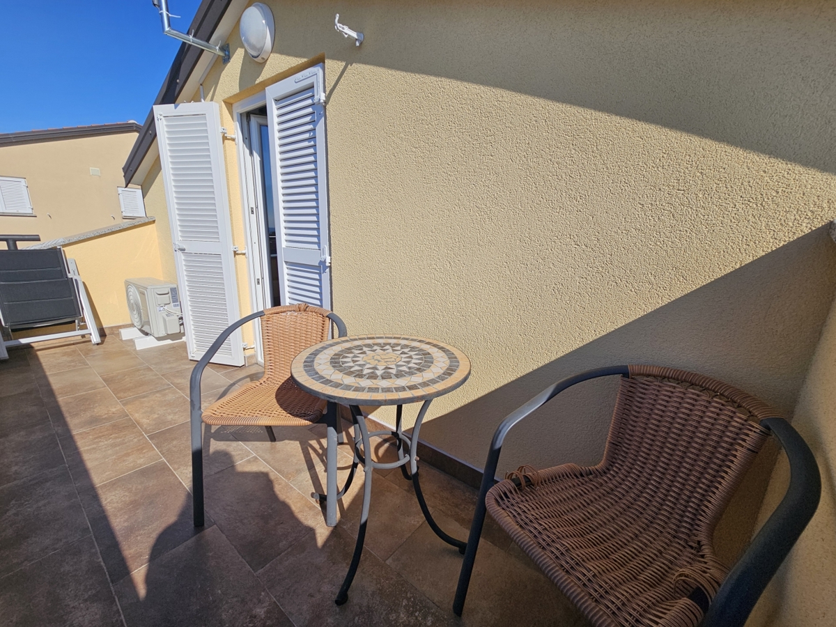 Poreč - Dvostanovanjsko stanovanje z garažo 800 m od morja!