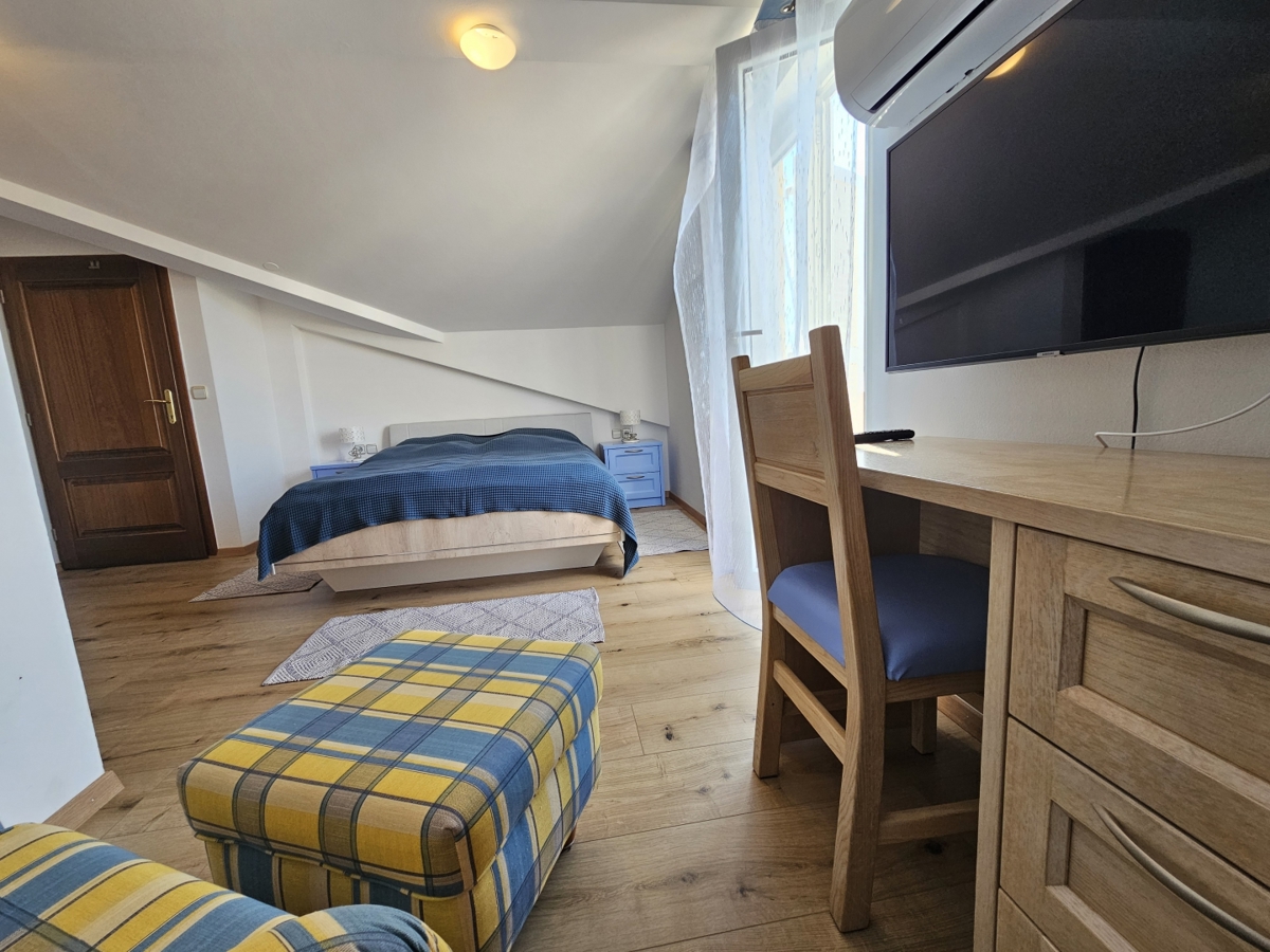 Poreč - Dvostanovanjsko stanovanje z garažo 800 m od morja!