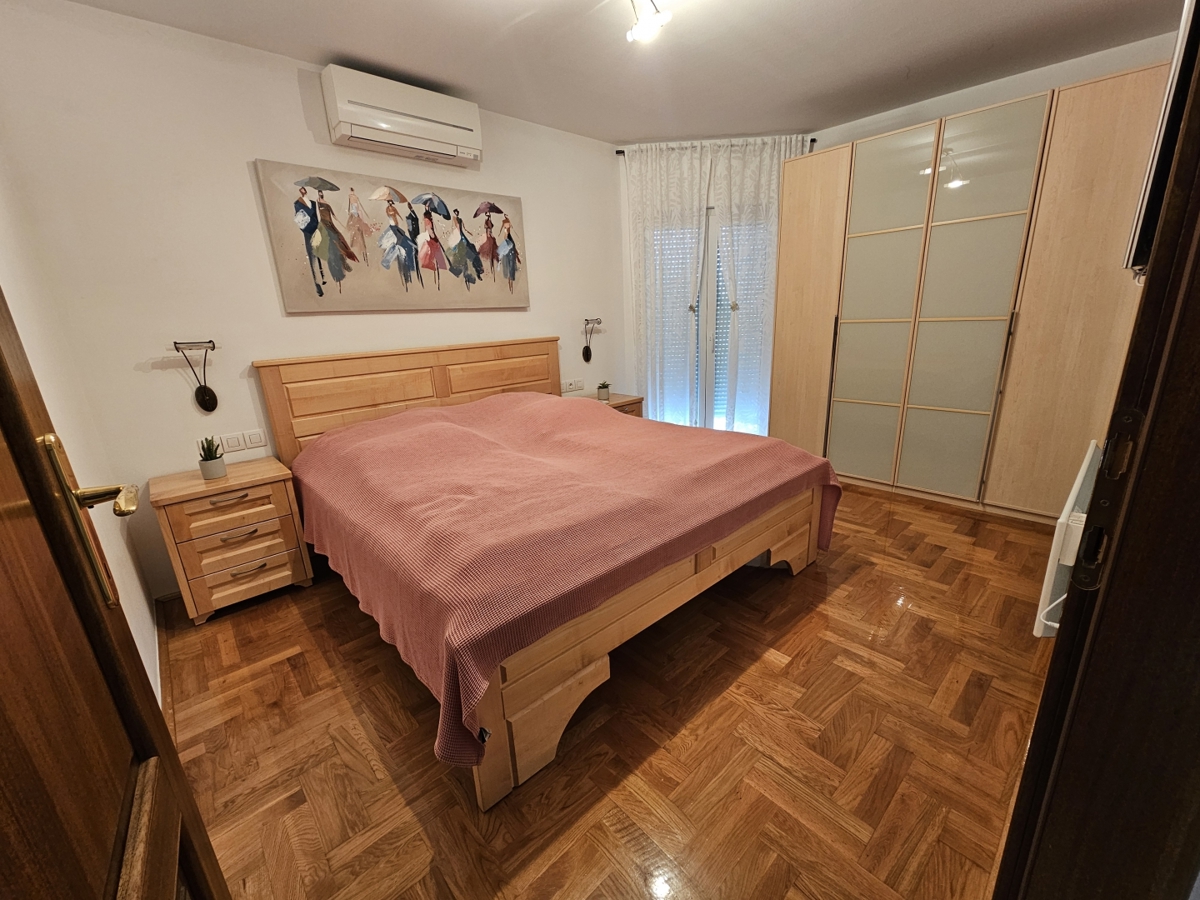 Poreč - Dvostanovanjsko stanovanje z garažo 800 m od morja!