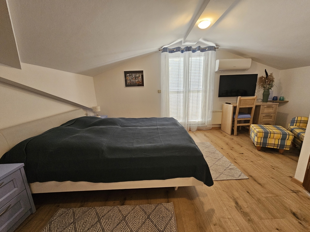 Poreč - Dvostanovanjsko stanovanje z garažo 800 m od morja!