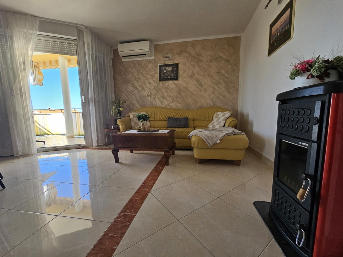 Poreč - Dvostanovanjsko stanovanje z garažo 800 m od morja!