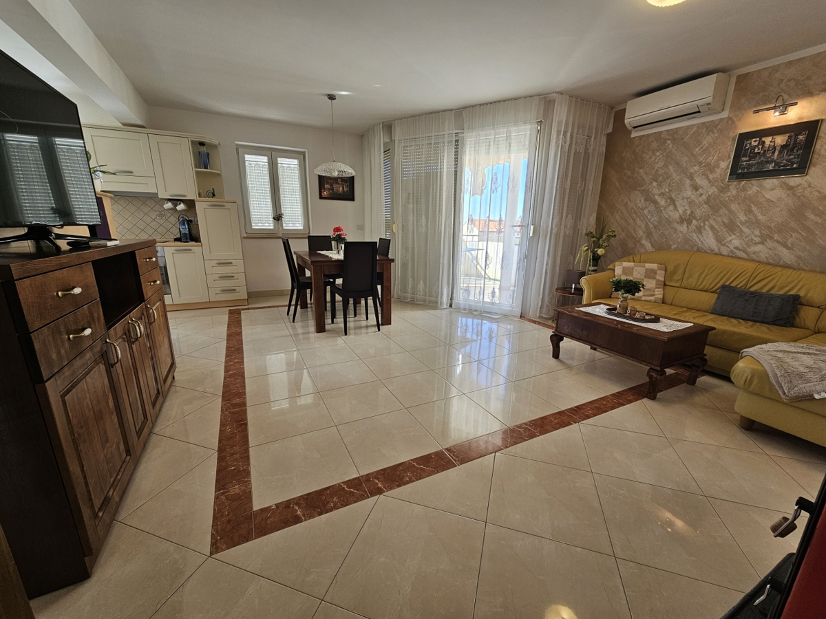 Poreč - Dvostanovanjsko stanovanje z garažo 800 m od morja!