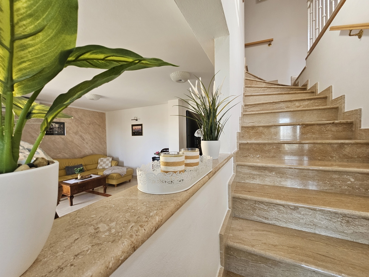 Poreč - Dvostanovanjsko stanovanje z garažo 800 m od morja!