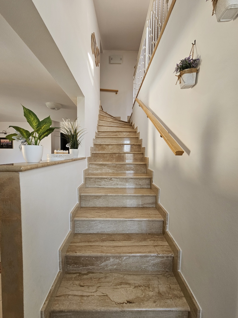 Poreč - Dvostanovanjsko stanovanje z garažo 800 m od morja!