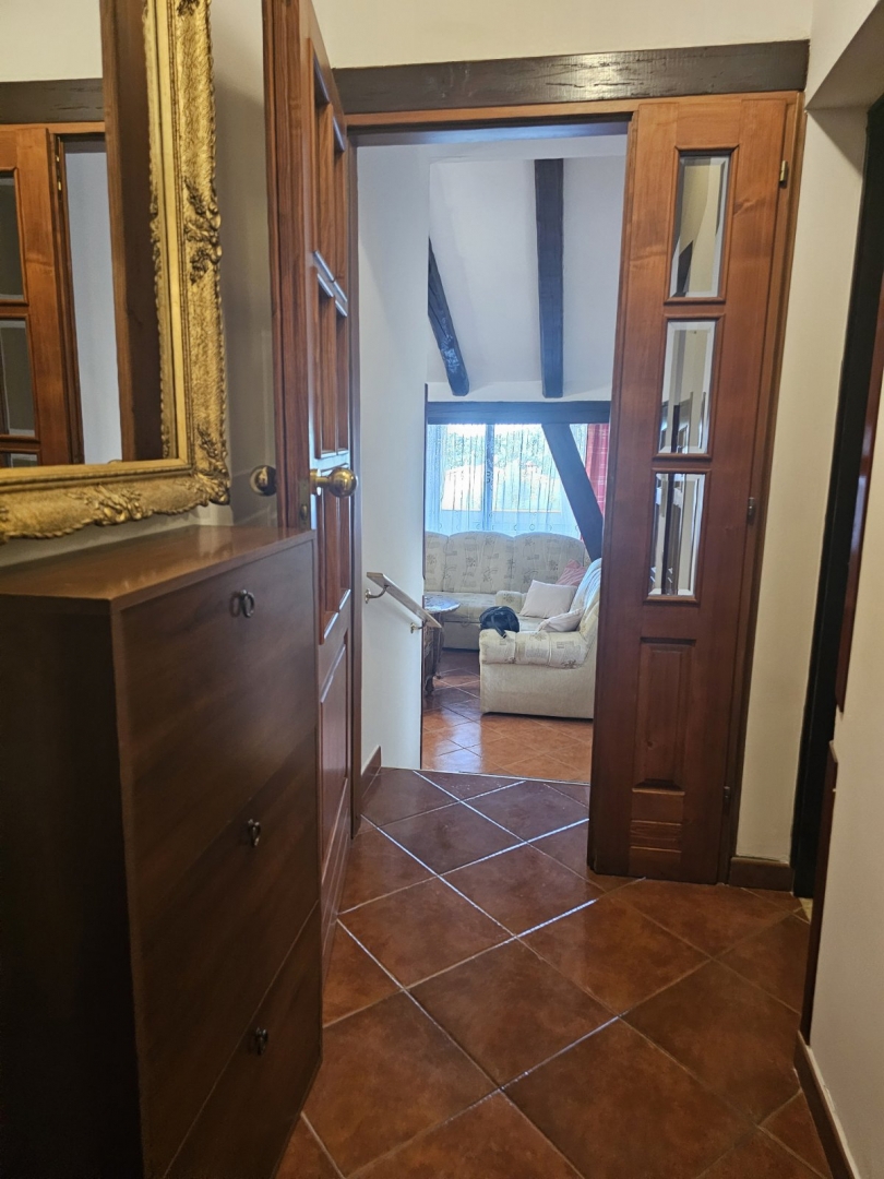 Stanovanje, ki ponuja občutek doma – vrt, dve garaži in mirna lokacija