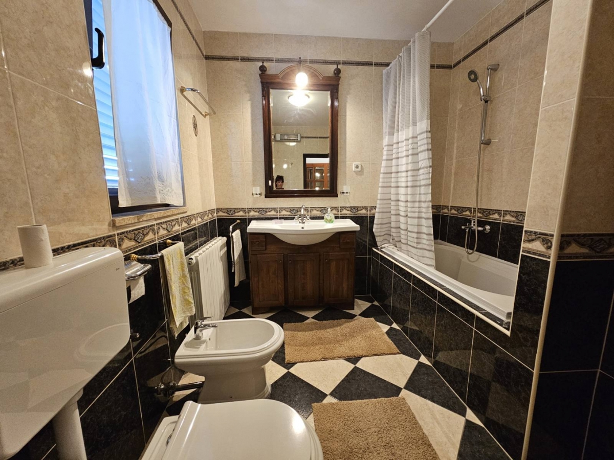 Stanovanje, ki ponuja občutek doma – vrt, dve garaži in mirna lokacija