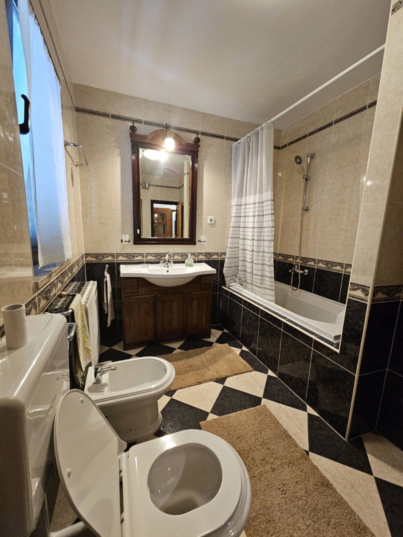 Stanovanje, ki ponuja občutek doma – vrt, dve garaži in mirna lokacija