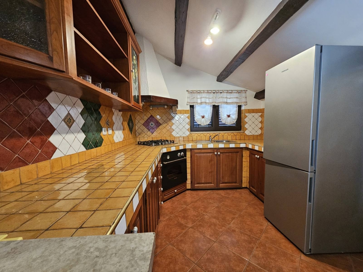 Stanovanje, ki ponuja občutek doma – vrt, dve garaži in mirna lokacija