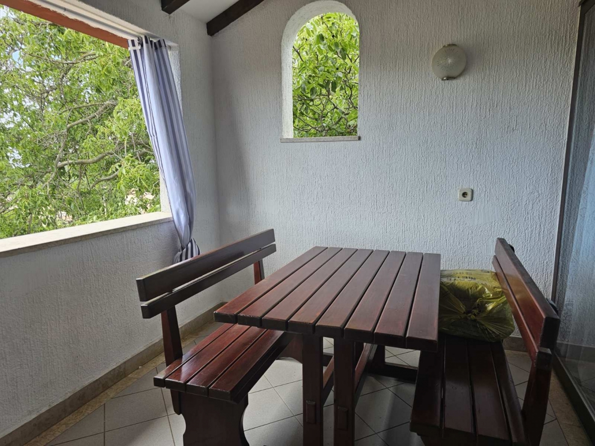 Stanovanje, ki ponuja občutek doma – vrt, dve garaži in mirna lokacija