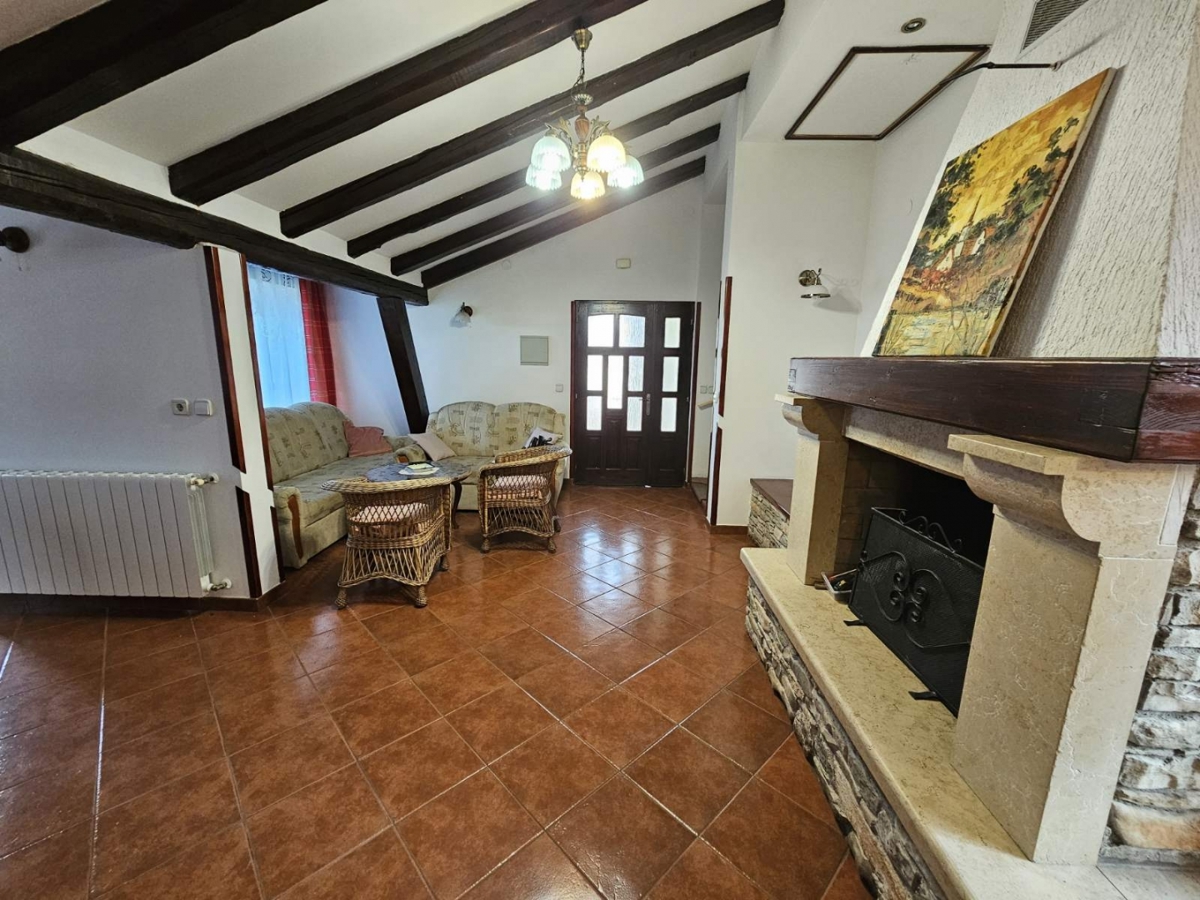 Stanovanje, ki ponuja občutek doma – vrt, dve garaži in mirna lokacija