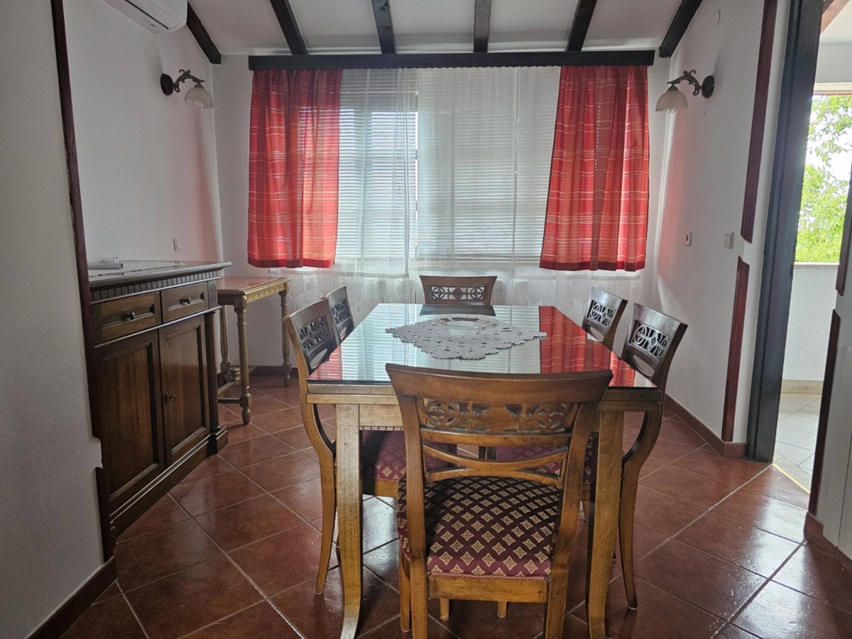 Stanovanje, ki ponuja občutek doma – vrt, dve garaži in mirna lokacija