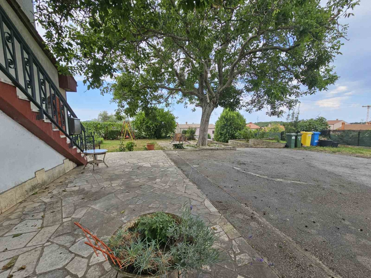 Stanovanje, ki ponuja občutek doma – vrt, dve garaži in mirna lokacija