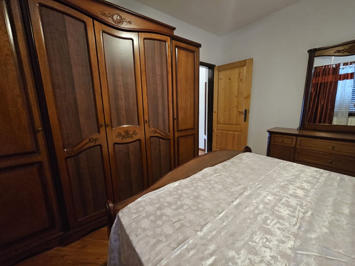 Stanovanje, ki ponuja občutek doma – vrt, dve garaži in mirna lokacija