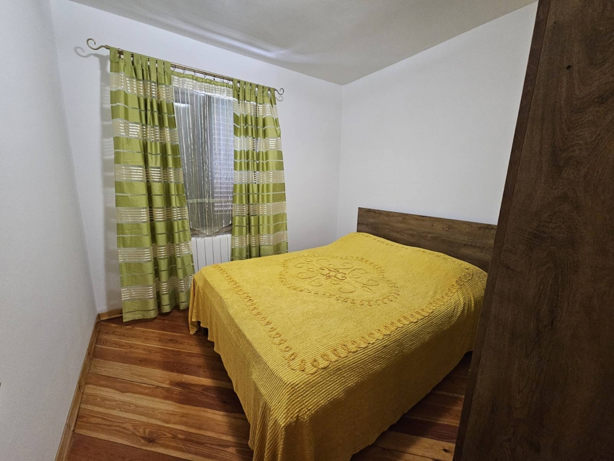 Stanovanje, ki ponuja občutek doma – vrt, dve garaži in mirna lokacija