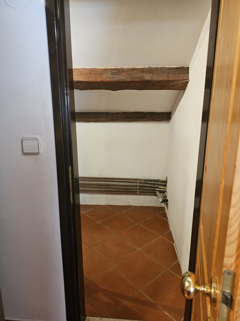 Stanovanje, ki ponuja občutek doma – vrt, dve garaži in mirna lokacija