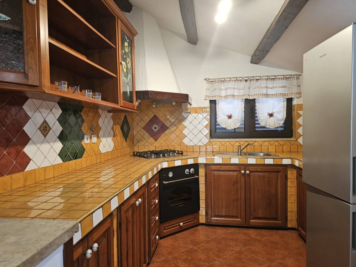 Stanovanje, ki ponuja občutek doma – vrt, dve garaži in mirna lokacija