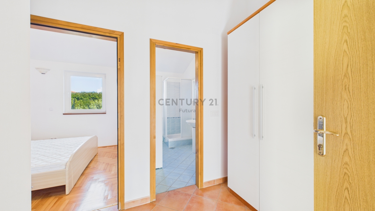 Vabriga, dvosobno stanovanje v 1. nadstropju 800 m od morja