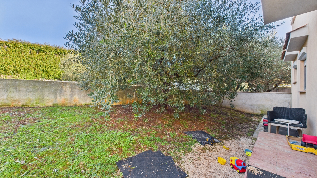 Vabriga, dvosobno stanovanje v 1. nadstropju 800 m od morja