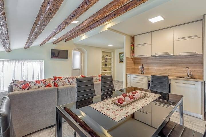 Apartma s teraso in pogledom na morje – prva vrsta do morja, Poreč