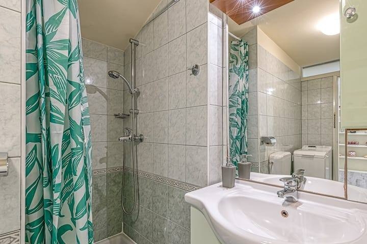 Apartma s teraso in pogledom na morje – prva vrsta do morja, Poreč