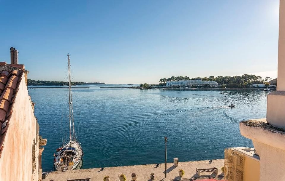 Apartma s teraso in pogledom na morje – prva vrsta do morja, Poreč