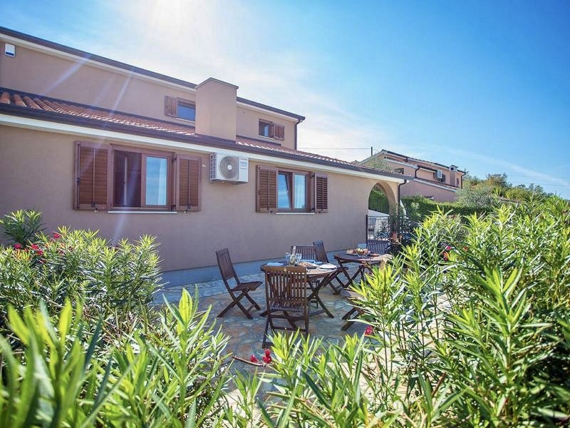 PPoreč, Očarljiva hiša z bazenom in pogledom na morje v bližini Poreča – Odlična investicijska priložnost