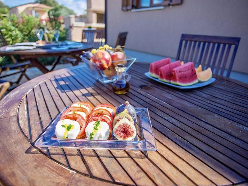 PPoreč, Očarljiva hiša z bazenom in pogledom na morje v bližini Poreča – Odlična investicijska priložnost