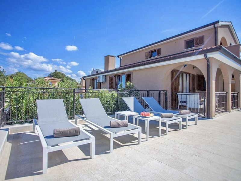 PPoreč, Očarljiva hiša z bazenom in pogledom na morje v bližini Poreča – Odlična investicijska priložnost