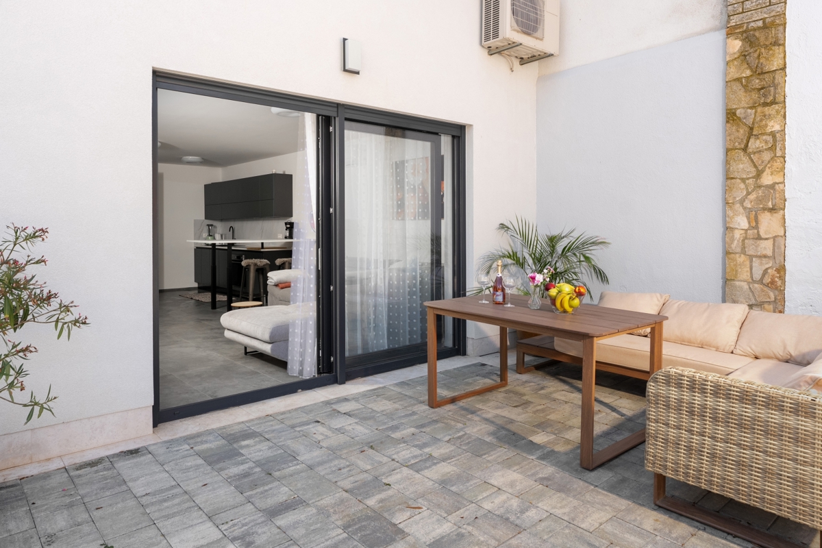 Funtana novogradnja - Apartma v pritličju 500 m od plaže