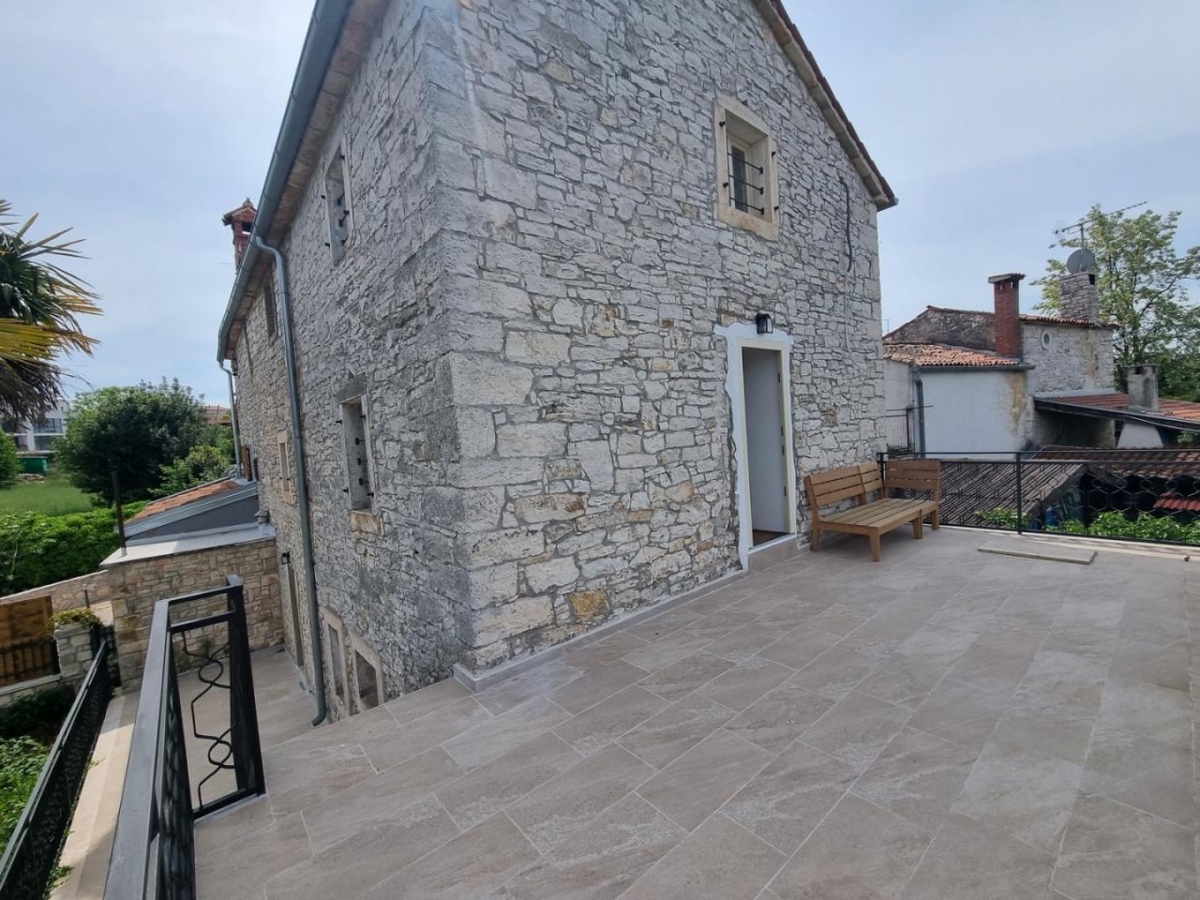CENTER MESTA!!! Obnovljena kamnita hiša z bazenom, 3 km od morja