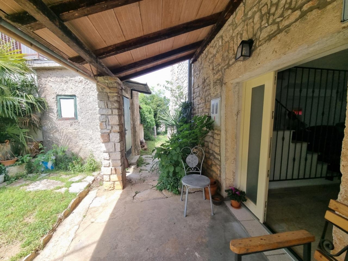 CENTER MESTA!!! Obnovljena kamnita hiša z bazenom, 3 km od morja
