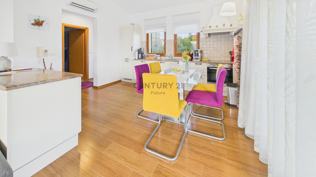 Vabriga - prostorno stanovanje 113 m2, 1. nadstropje