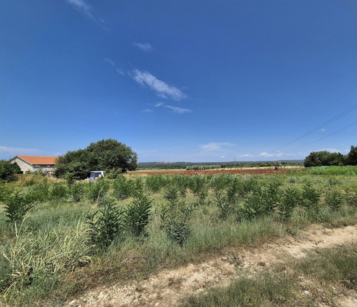 Poreč, gradbeno zemljišče z infrastrukturo, 704 m2