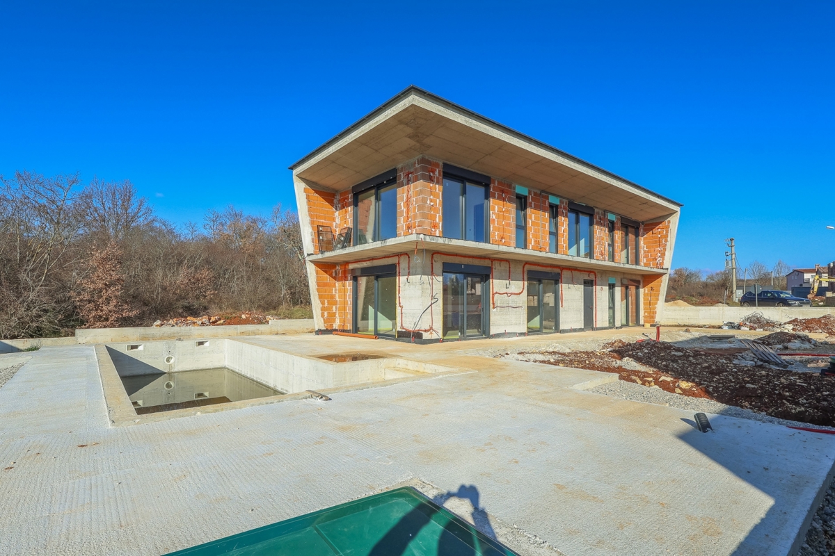 Vila v gradnji z bazenom / "Villa Black Beauty"