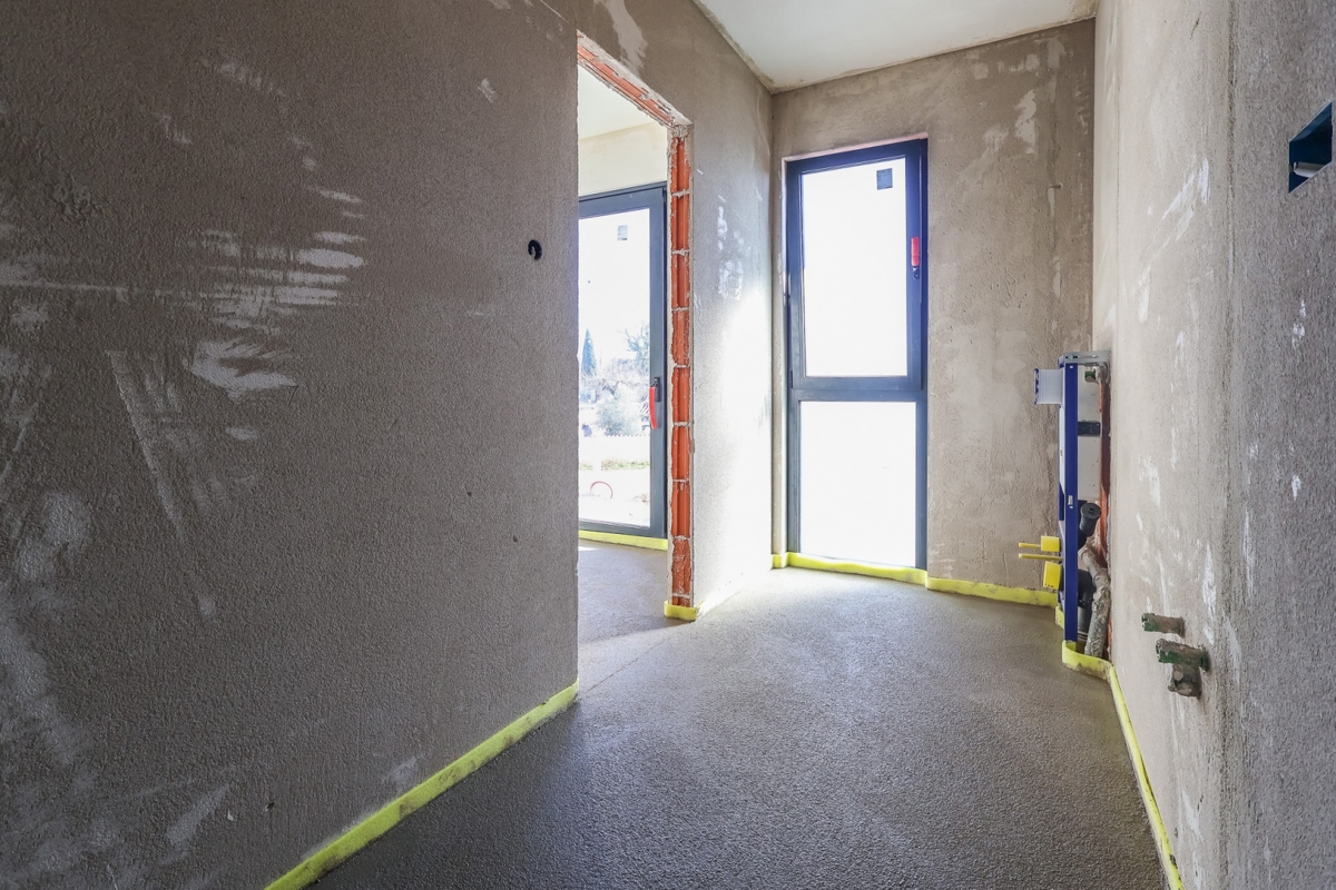 Vila v gradnji z bazenom / "Villa Black Beauty"