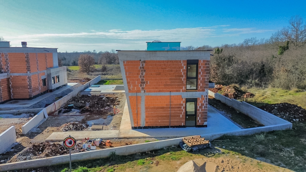 Vila v gradnji z bazenom / "Villa Black Beauty"