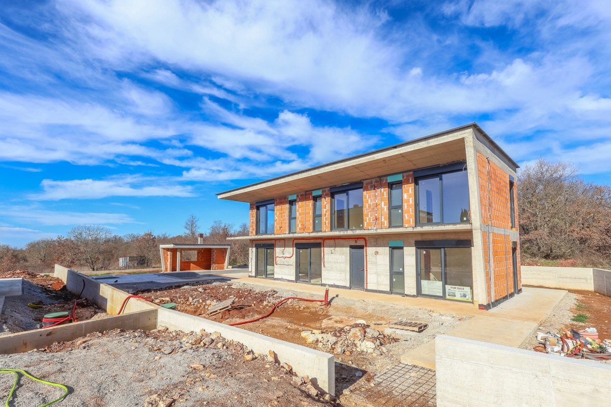 Vila v gradnji z bazenom / "Villa Black Beauty"