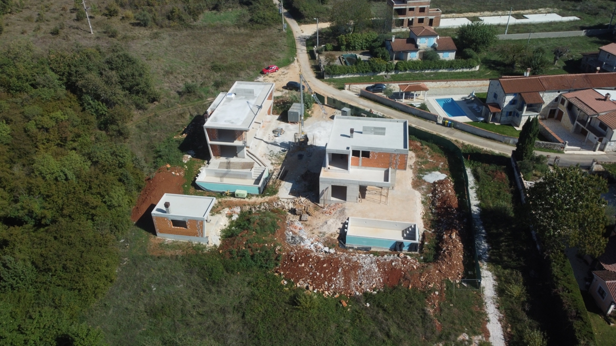 Vila v gradnji z bazenom / "Villa Black Beauty"