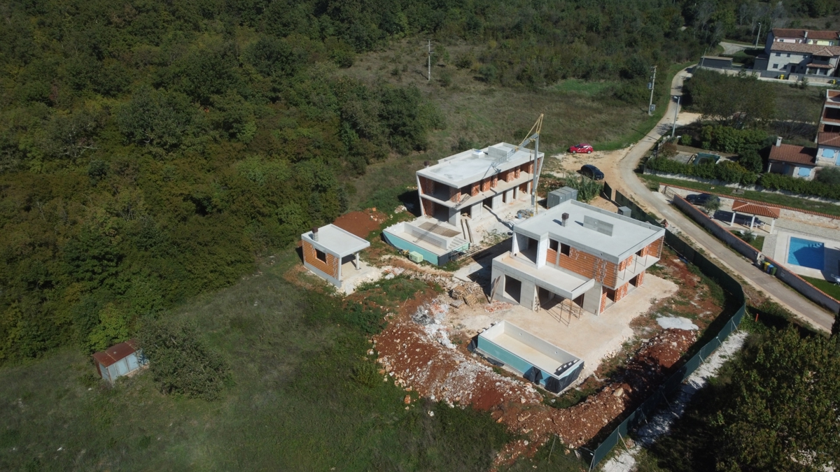 Vila v gradnji z bazenom / "Villa Black Beauty"