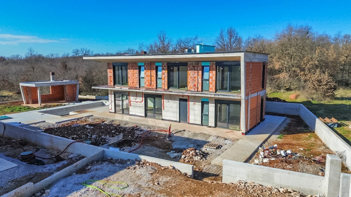 Vila v gradnji z bazenom / "Villa Black Beauty"