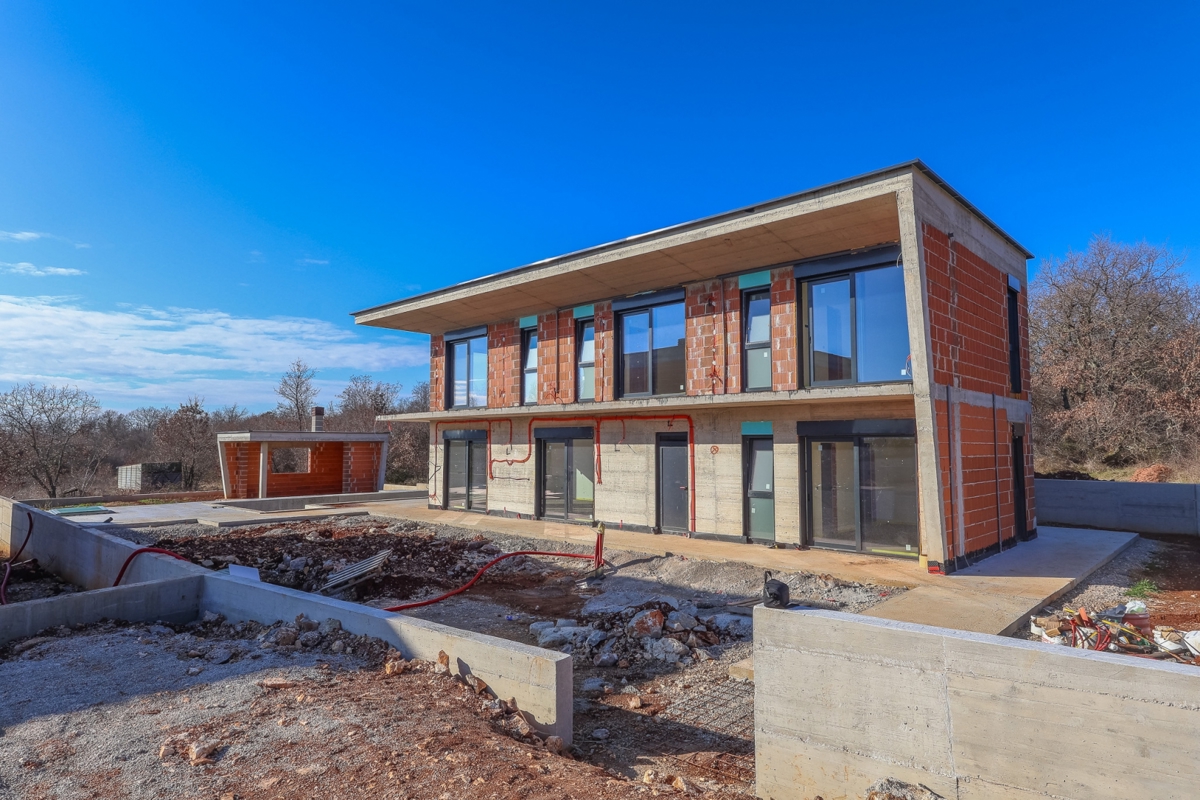 Vila v gradnji z bazenom / "Villa Black Beauty"