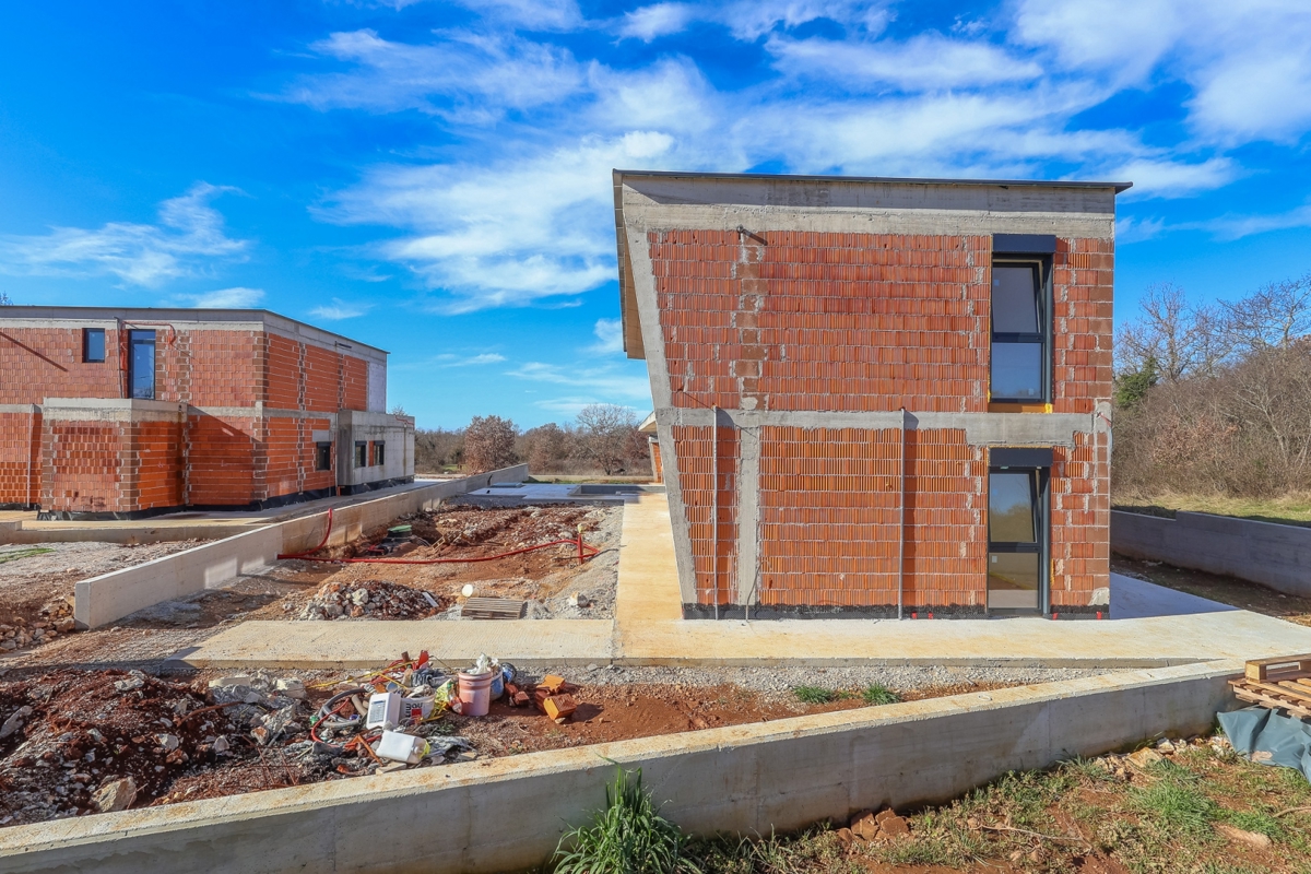 Vila v gradnji z bazenom / "Villa Black Beauty"