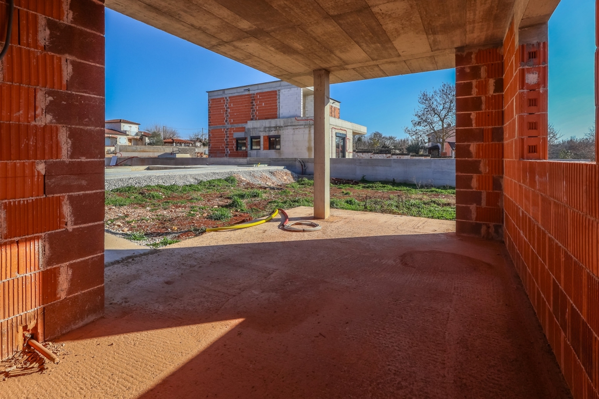 Vila v gradnji z bazenom / "Villa Black Beauty"