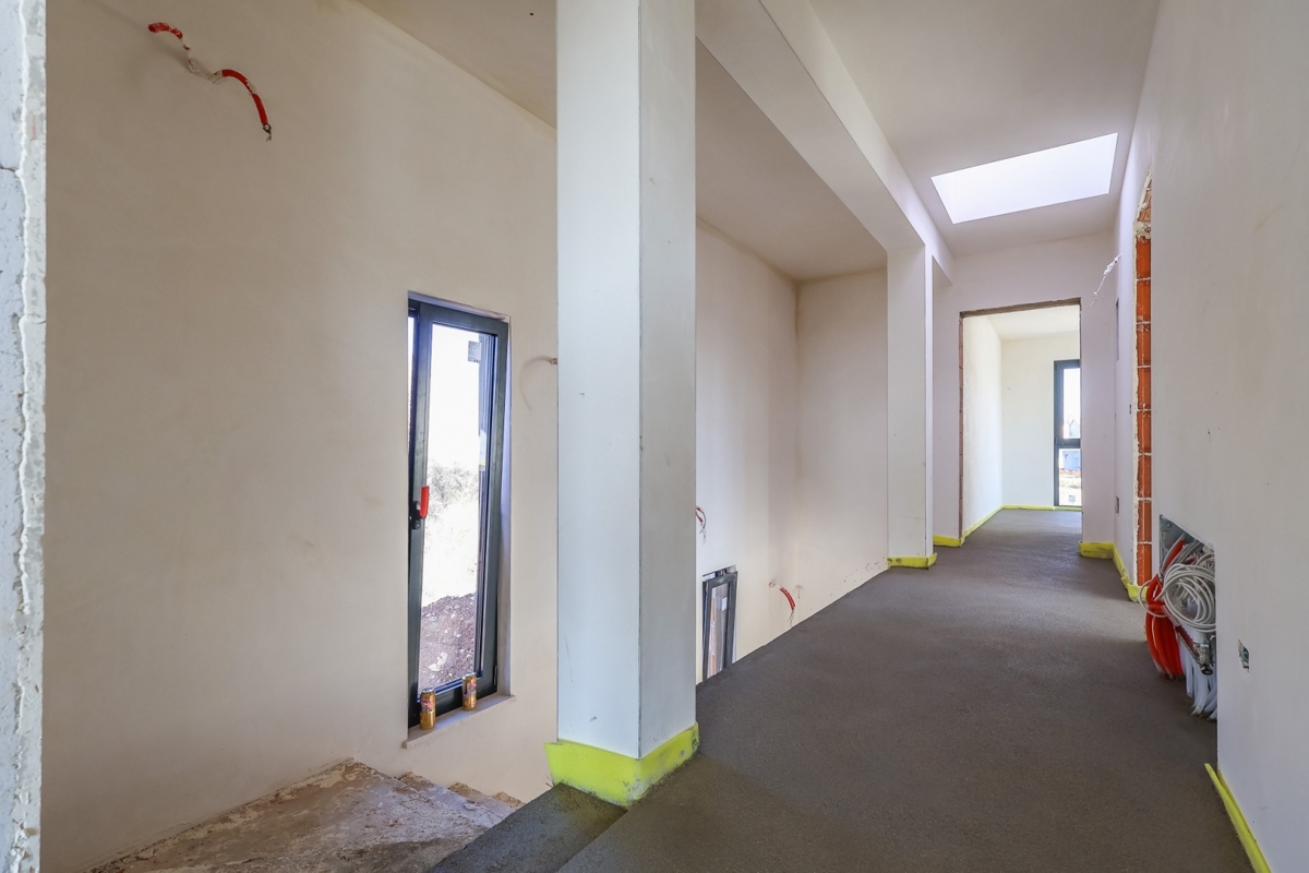 Vila v gradnji z bazenom / "Villa Black Beauty"