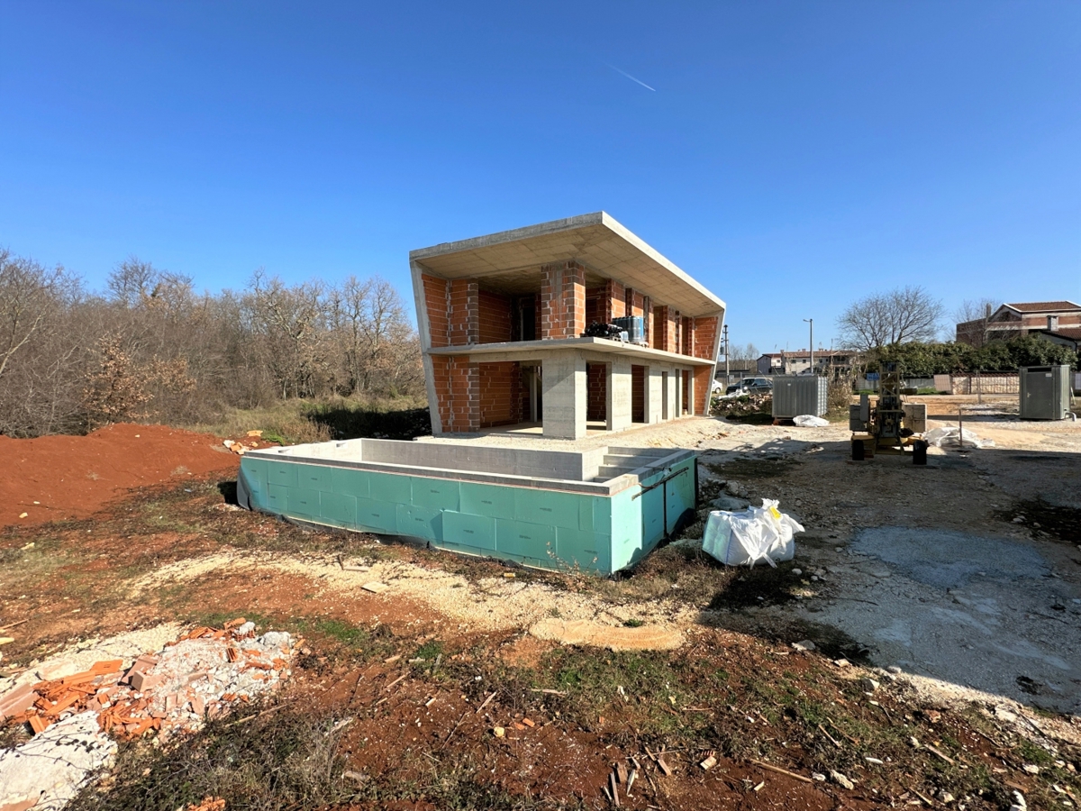 Vila v gradnji z bazenom / "Villa Black Beauty"
