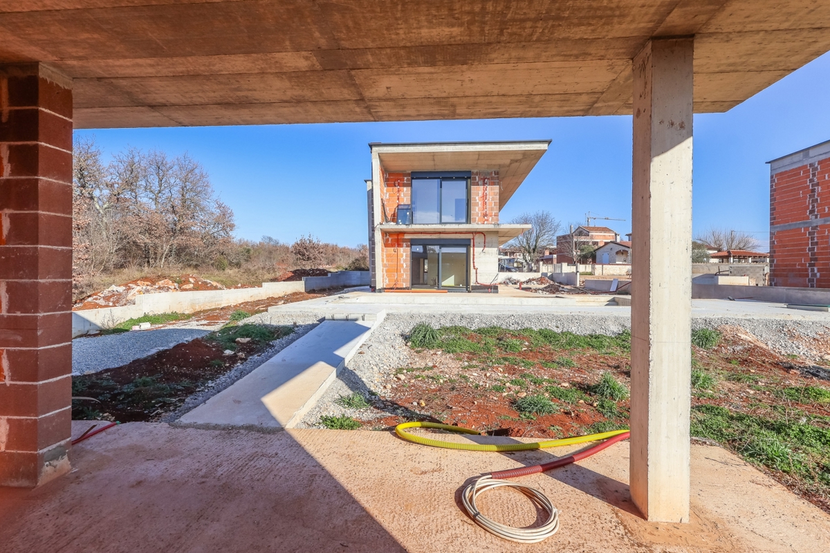 Vila v gradnji z bazenom / "Villa Black Beauty"